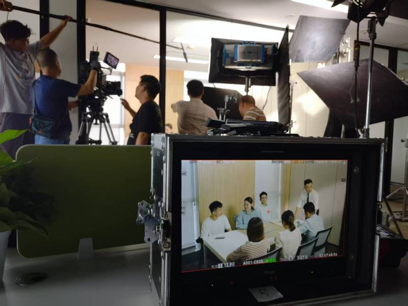 富蕴县TVC拍摄公司：科技产品视觉化大师，诠释未来感与功能美学